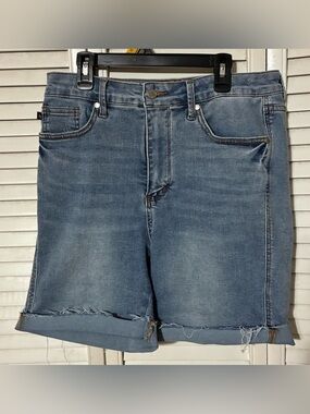 Judy Blue Light Wash Denim Shorts with Raw Hem.  LG.